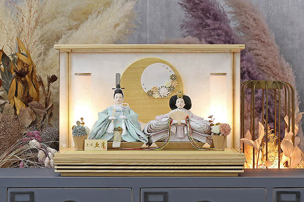 久月　 雛人形　久月 衣裳着 ケース入り 親王飾り 芥子親王 白木 木目 つまみ細工 アクリルケース飾り　詳細画像