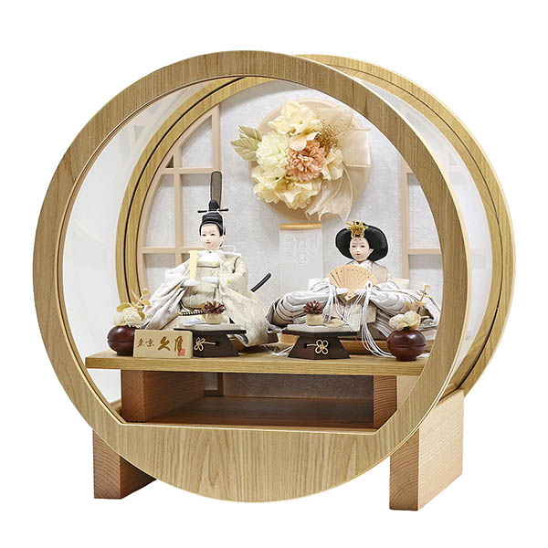 雛人形 久月 衣裳着 ケース入り 親王飾り モカ 芥子親王 円形 丸型 白木 木目 花飾り アクリルケース 詳細画像 久月 雛人形 衣裳着 ケース入り 親王飾り モカ 芥子親王 円形 丸型 白木 木目 花飾り アクリルケース 詳細画像