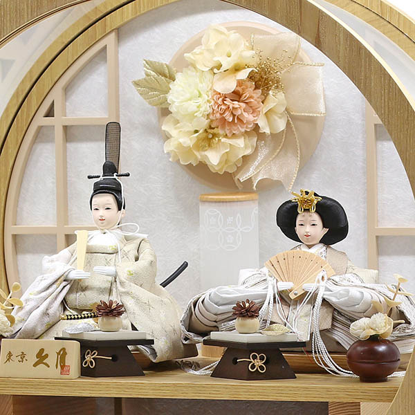 雛人形 久月 衣裳着 ケース入り 親王飾り モカ 芥子親王 円形 丸型 白木 木目 花飾り アクリルケース 詳細画像 久月 雛人形 衣裳着 ケース入り 親王飾り モカ 芥子親王 円形 丸型 白木 木目 花飾り アクリルケース 詳細画像