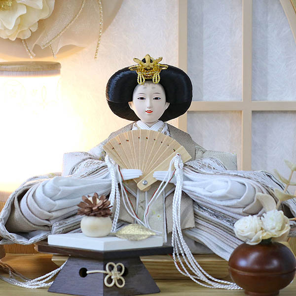 雛人形 久月 衣裳着 ケース入り 親王飾り モカ 芥子親王 円形 丸型 白木 木目 花飾り アクリルケース 詳細画像 久月 雛人形 衣裳着 ケース入り 親王飾り モカ 芥子親王 円形 丸型 白木 木目 花飾り アクリルケース 詳細画像