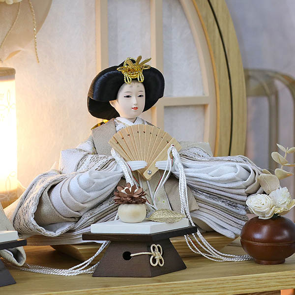 雛人形 久月 衣裳着 ケース入り 親王飾り モカ 芥子親王 円形 丸型 白木 木目 花飾り アクリルケース 詳細画像 久月 雛人形 衣裳着 ケース入り 親王飾り モカ 芥子親王 円形 丸型 白木 木目 花飾り アクリルケース 詳細画像