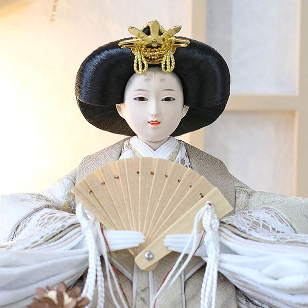 雛人形 久月 衣裳着 ケース入り 親王飾り モカ 芥子親王 円形 丸型 白木 木目 花飾り アクリルケース 詳細画像 久月 雛人形 衣裳着 ケース入り 親王飾り モカ 芥子親王 円形 丸型 白木 木目 花飾り アクリルケース 詳細画像