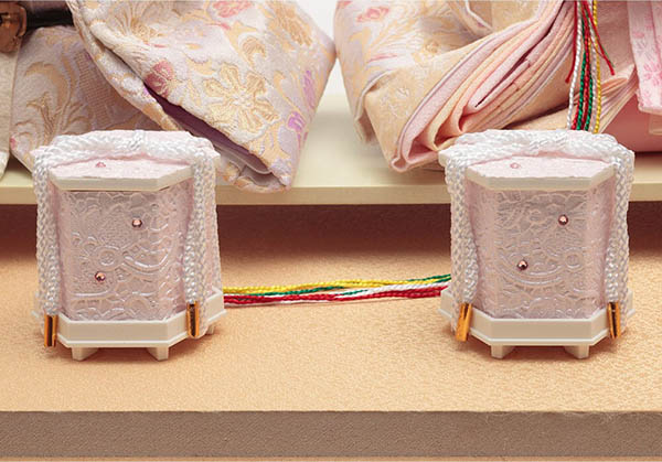 久月　 雛人形　衣裳着 ケース入り 親王飾り 芥子親王 つまみ細工 花飾り アクリルケース　詳細画像