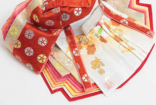 雛人形 久月 正絹有職 黄櫨染 衣裳着 芥子親王 二寸官女 棚式四段飾り 詳細画像 久月 雛人形 正絹有職 黄櫨染 衣裳着 芥子親王 二寸官女 棚式四段飾り 詳細画像