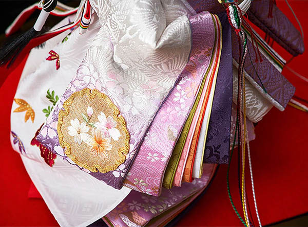 雛人形 久月 衣裳着 金彩刺繍 三五親王 立親王飾り 詳細画像 久月 雛人形 衣裳着 金彩刺繍 三五親王 立親王飾り 詳細画像