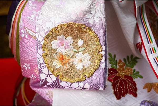 雛人形 久月 衣裳着 金彩刺繍 三五親王 立親王飾り 詳細画像 久月 雛人形 衣裳着 金彩刺繍 三五親王 立親王飾り 詳細画像