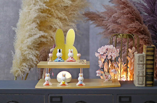 雛人形 吉徳 miffy ミッフィー 磁器 ひな人形 うさこ 親王 官女 五人飾り バーチ製 違い棚 LED照明付き 二段飾り 詳細画像 吉徳 雛人形 miffy ミッフィー 磁器 ひな人形 うさこ 親王 官女 五人飾り バーチ製 違い棚 LED照明付き 二段飾り 詳細画像