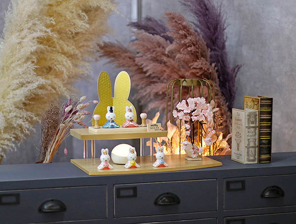 雛人形 吉徳 miffy ミッフィー 磁器 ひな人形 うさこ 親王 官女 五人飾り バーチ製 違い棚 LED照明付き 二段飾り 詳細画像 吉徳 雛人形 miffy ミッフィー 磁器 ひな人形 うさこ 親王 官女 五人飾り バーチ製 違い棚 LED照明付き 二段飾り 詳細画像