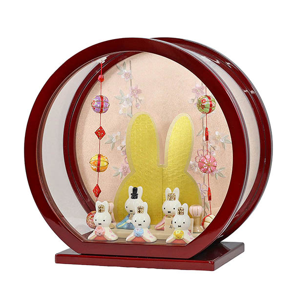吉徳　 雛人形　miffy  ミッフィー 磁器 ひな人形 うさこ 親王 官女 五人飾り 白檀塗り 鞠三連つるし付き 円形 丸型アクリルケース　詳細画像