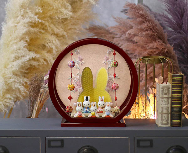 吉徳　 雛人形　miffy  ミッフィー 磁器 ひな人形 うさこ 親王 官女 五人飾り 白檀塗り 鞠三連つるし付き 円形 丸型アクリルケース　詳細画像