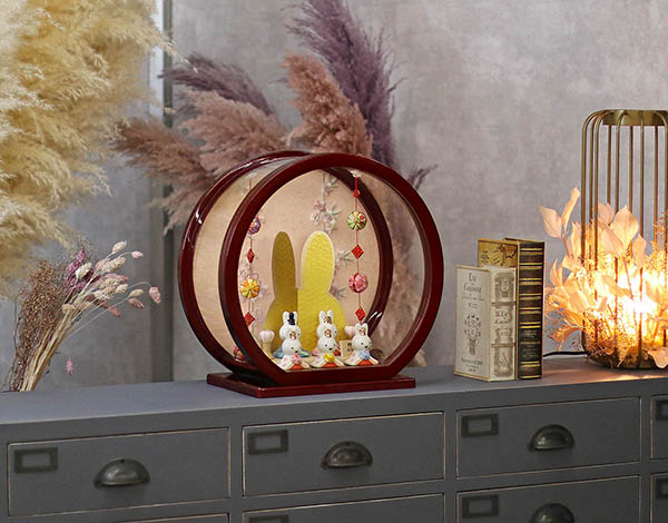 吉徳　 雛人形　miffy  ミッフィー 磁器 ひな人形 うさこ 親王 官女 五人飾り 白檀塗り 鞠三連つるし付き 円形 丸型アクリルケース　詳細画像