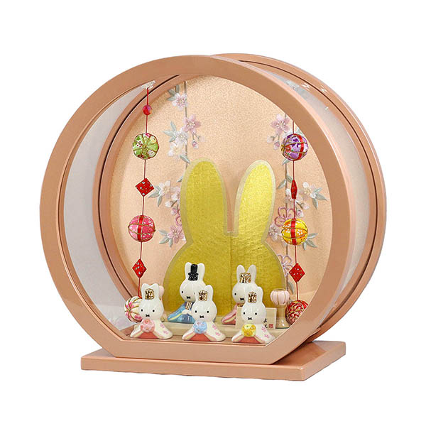 雛人形 吉徳 miffy ミッフィー 磁器 ひな人形 うさこ 親王 官女 五人飾り パールピンク塗り 鞠三連つるし付き 円形 丸型アクリルケース 詳細画像 吉徳 雛人形 miffy ミッフィー 磁器 ひな人形 うさこ 親王 官女 五人飾り パールピンク塗り 鞠三連つるし付き 円形 丸型アクリルケース 詳細画像