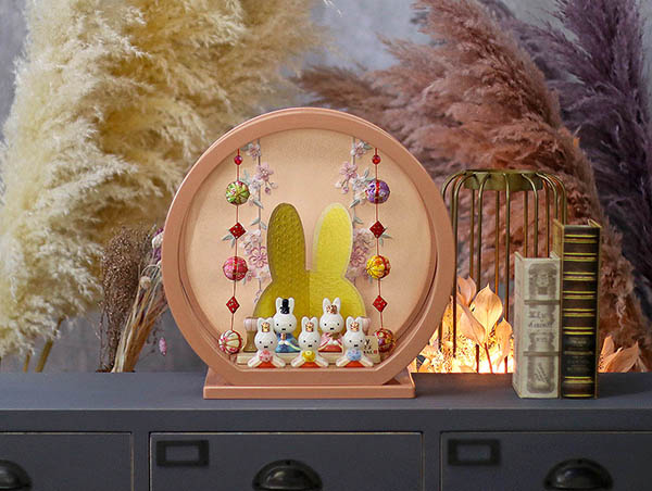 雛人形 吉徳 miffy ミッフィー 磁器 ひな人形 うさこ 親王 官女 五人飾り パールピンク塗り 鞠三連つるし付き 円形 丸型アクリルケース 詳細画像 吉徳 雛人形 miffy ミッフィー 磁器 ひな人形 うさこ 親王 官女 五人飾り パールピンク塗り 鞠三連つるし付き 円形 丸型アクリルケース 詳細画像