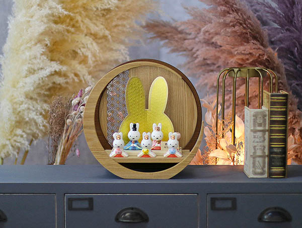 雛人形 吉徳 miffy ミッフィー 磁器 ひな人形 うさこ 親王 官女 五人飾り 透かし麻の葉模様 木製 円形 三日月形飾り台 (小) 詳細画像 吉徳 雛人形 miffy ミッフィー 磁器 ひな人形 うさこ 親王 官女 五人飾り 透かし麻の葉模様 木製 円形 三日月形飾り台 (小) 詳細画像