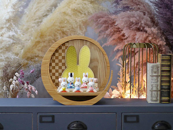 吉徳　 雛人形　miffy  ミッフィー 磁器 ひな人形 うさこ 親王 官女 五人飾り 市松模様 木製 円形 三日月形飾り台（小）　詳細画像