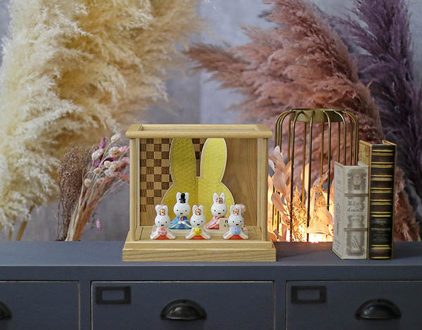 吉徳　 雛人形　miffy  ミッフィー 磁器 ひな人形 うさこ 親王 官女 五人飾り 白木 市松文様 アクリルケース　詳細画像