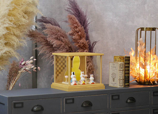 吉徳　 雛人形　miffy  ミッフィー 磁器 ひな人形 うさこ 親王 官女 五人飾り 白木 市松文様 アクリルケース　詳細画像