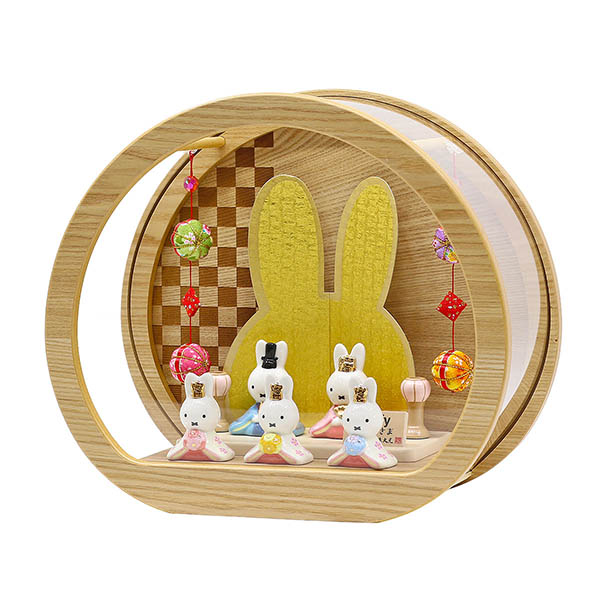 雛人形 吉徳 miffy ミッフィー 磁器 ひな人形 うさこ 親王 官女 五人飾り 円型 丸型 檜風木目 アクリルケース 鞠二連つるし付き 詳細画像 吉徳 雛人形 miffy ミッフィー 磁器 ひな人形 うさこ 親王 官女 五人飾り 円型 丸型 檜風木目 アクリルケース 鞠二連つるし付き 詳細画像