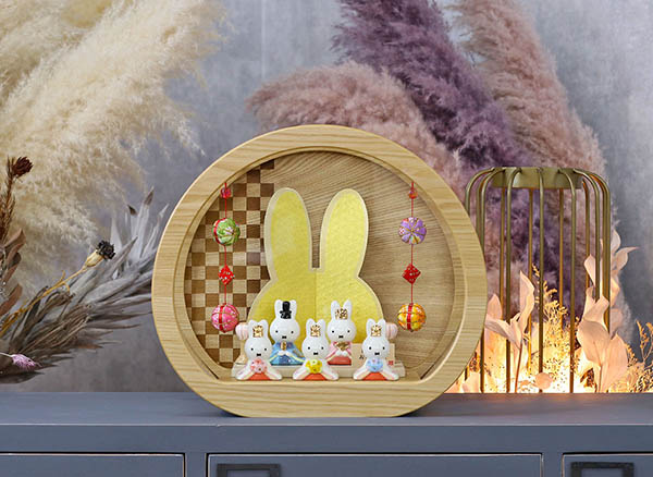 雛人形 吉徳 miffy ミッフィー 磁器 ひな人形 うさこ 親王 官女 五人飾り 円型 丸型 檜風木目 アクリルケース 鞠二連つるし付き 詳細画像 吉徳 雛人形 miffy ミッフィー 磁器 ひな人形 うさこ 親王 官女 五人飾り 円型 丸型 檜風木目 アクリルケース 鞠二連つるし付き 詳細画像