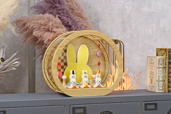 雛人形 吉徳 miffy ミッフィー 磁器 ひな人形 うさこ 親王 官女 五人飾り 円型 丸型 檜風木目 アクリルケース 鞠二連つるし付き 詳細画像 吉徳 雛人形 miffy ミッフィー 磁器 ひな人形 うさこ 親王 官女 五人飾り 円型 丸型 檜風木目 アクリルケース 鞠二連つるし付き 詳細画像