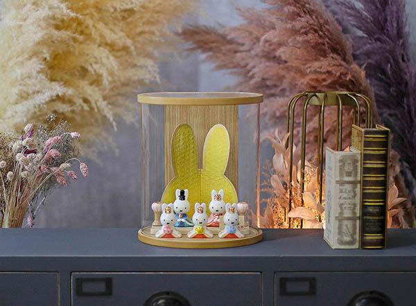 雛人形 吉徳 miffy ミッフィー 磁器 ひな人形 うさこ 親王 官女 五人飾り タモ 白木 まどか 円形 筒型 アクリルケース 詳細画像 吉徳 雛人形 miffy ミッフィー 磁器 ひな人形 うさこ 親王 官女 五人飾り タモ 白木 まどか 円形 筒型 アクリルケース 詳細画像