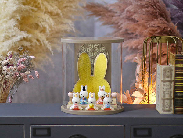雛人形 吉徳 miffy ミッフィー 磁器 ひな人形 うさこ 親王 官女 五人飾り モカ塗り まどか 麻の葉文様 円形 筒型 アクリルケース 詳細画像 吉徳 雛人形 miffy ミッフィー 磁器 ひな人形 うさこ 親王 官女 五人飾り モカ塗り まどか 麻の葉文様 円形 筒型 アクリルケース 詳細画像