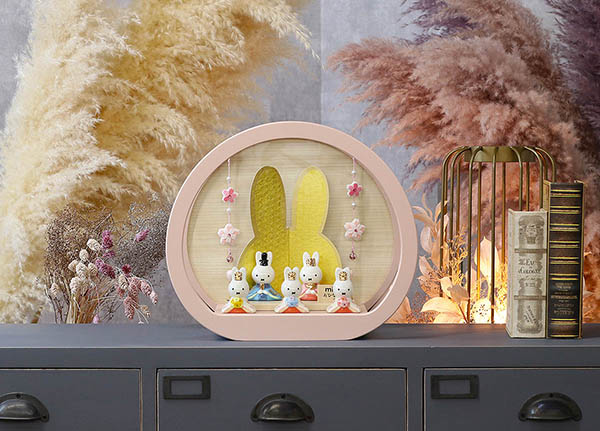 雛人形 吉徳 miffy ミッフィー 磁器 ひな人形 うさこ 親王 官女 五人飾り 円型 丸型 木目バック ピンクベージュ塗 桜つるし付き アクリルケース 詳細画像 吉徳 雛人形 miffy ミッフィー 磁器 ひな人形 うさこ 親王 官女 五人飾り 円型 丸型 木目バック ピンクベージュ塗 桜つるし付き アクリルケース 詳細画像