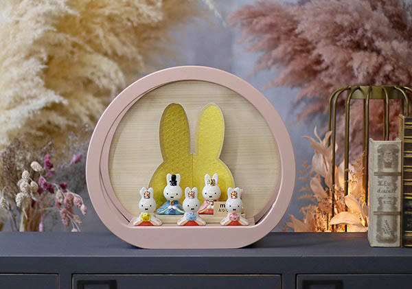 雛人形 吉徳 miffy ミッフィー 磁器 ひな人形 うさこ 親王 官女 五人飾り 円型 丸型 木目バック ピンクベージュ塗 アクリルケース 詳細画像 吉徳 雛人形 miffy ミッフィー 磁器 ひな人形 うさこ 親王 官女 五人飾り 円型 丸型 木目バック ピンクベージュ塗 アクリルケース 詳細画像