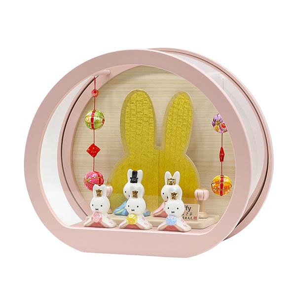 雛人形 吉徳 miffy ミッフィー 磁器 ひな人形 うさこ 親王 官女 五人飾り 円型 丸型 木目バック ピンクベージュ塗 アクリルケース 鞠二連つるし付き 詳細画像 吉徳 雛人形 miffy ミッフィー 磁器 ひな人形 うさこ 親王 官女 五人飾り 円型 丸型 木目バック ピンクベージュ塗 アクリルケース 鞠二連つるし付き 詳細画像