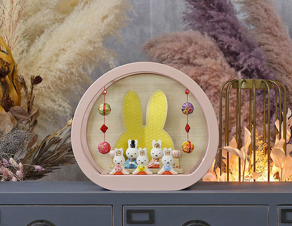 雛人形 吉徳 miffy ミッフィー 磁器 ひな人形 うさこ 親王 官女 五人飾り 円型 丸型 木目バック ピンクベージュ塗 アクリルケース 鞠二連つるし付き 詳細画像 吉徳 雛人形 miffy ミッフィー 磁器 ひな人形 うさこ 親王 官女 五人飾り 円型 丸型 木目バック ピンクベージュ塗 アクリルケース 鞠二連つるし付き 詳細画像