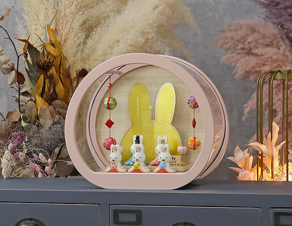 雛人形 吉徳 miffy ミッフィー 磁器 ひな人形 うさこ 親王 官女 五人飾り 円型 丸型 木目バック ピンクベージュ塗 アクリルケース 鞠二連つるし付き 詳細画像 吉徳 雛人形 miffy ミッフィー 磁器 ひな人形 うさこ 親王 官女 五人飾り 円型 丸型 木目バック ピンクベージュ塗 アクリルケース 鞠二連つるし付き 詳細画像