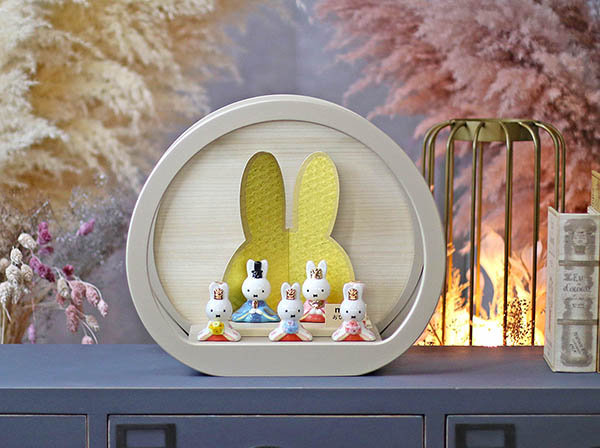 雛人形 吉徳 miffy ミッフィー 磁器 ひな人形 うさこ 親王 官女 五人飾り 円型 丸型 木目バック モカベージュ塗 アクリルケース 詳細画像 吉徳 雛人形 miffy ミッフィー 磁器 ひな人形 うさこ 親王 官女 五人飾り 円型 丸型 木目バック モカベージュ塗 アクリルケース 詳細画像