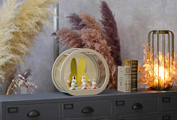 雛人形 吉徳 miffy ミッフィー 磁器 ひな人形 うさこ 親王 官女 五人飾り 円型 丸型 木目バック モカベージュ塗 アクリルケース 詳細画像 吉徳 雛人形 miffy ミッフィー 磁器 ひな人形 うさこ 親王 官女 五人飾り 円型 丸型 木目バック モカベージュ塗 アクリルケース 詳細画像