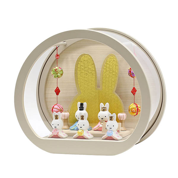 雛人形 吉徳 miffy ミッフィー 磁器 ひな人形 うさこ 親王 官女 五人飾り 円型 丸型 木目バック モカベージュ塗 アクリルケース 鞠二連つるし付き 詳細画像 吉徳 雛人形 miffy ミッフィー 磁器 ひな人形 うさこ 親王 官女 五人飾り 円型 丸型 木目バック モカベージュ塗 アクリルケース 鞠二連つるし付き 詳細画像