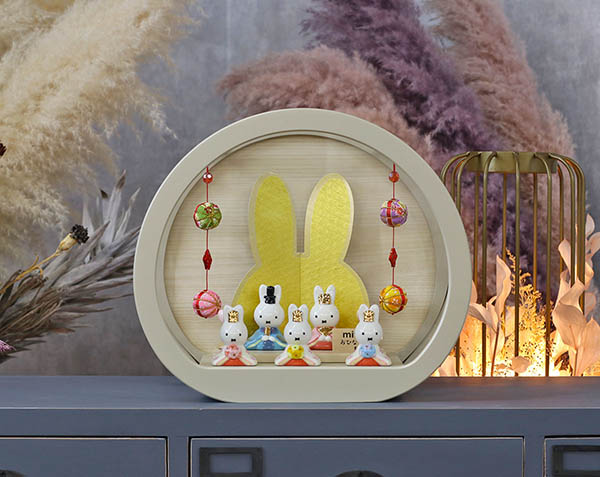 雛人形 吉徳 miffy ミッフィー 磁器 ひな人形 うさこ 親王 官女 五人飾り 円型 丸型 木目バック モカベージュ塗 アクリルケース 鞠二連つるし付き 詳細画像 吉徳 雛人形 miffy ミッフィー 磁器 ひな人形 うさこ 親王 官女 五人飾り 円型 丸型 木目バック モカベージュ塗 アクリルケース 鞠二連つるし付き 詳細画像