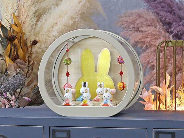 雛人形 吉徳 miffy ミッフィー 磁器 ひな人形 うさこ 親王 官女 五人飾り 円型 丸型 木目バック モカベージュ塗 アクリルケース 鞠二連つるし付き 詳細画像 吉徳 雛人形 miffy ミッフィー 磁器 ひな人形 うさこ 親王 官女 五人飾り 円型 丸型 木目バック モカベージュ塗 アクリルケース 鞠二連つるし付き 詳細画像