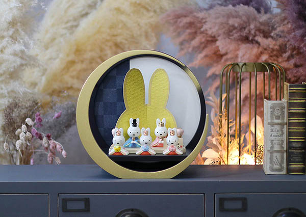 雛人形 吉徳 miffy ミッフィー 磁器 ひな人形 うさこ 親王 官女 五人飾り 円形丸型 市松柄 三日月飾り台 詳細画像 吉徳 雛人形 miffy ミッフィー 磁器 ひな人形 うさこ 親王 官女 五人飾り 円形丸型 市松柄 三日月飾り台 詳細画像