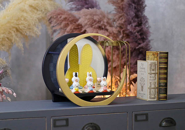 雛人形 吉徳 miffy ミッフィー 磁器 ひな人形 うさこ 親王 官女 五人飾り 円形丸型 市松柄 三日月飾り台 詳細画像 吉徳 雛人形 miffy ミッフィー 磁器 ひな人形 うさこ 親王 官女 五人飾り 円形丸型 市松柄 三日月飾り台 詳細画像