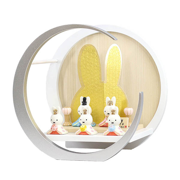 雛人形 吉徳 miffy ミッフィー 磁器 ひな人形 うさこ 親王 官女 五人飾り 白銀 木製 円形 三日月形飾り台 (小) 詳細画像 吉徳 雛人形 miffy ミッフィー 磁器 ひな人形 うさこ 親王 官女 五人飾り 白銀 木製 円形 三日月形飾り台 (小) 詳細画像