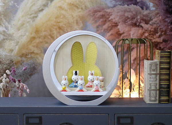 雛人形 吉徳 miffy ミッフィー 磁器 ひな人形 うさこ 親王 官女 五人飾り 白銀 木製 円形 三日月形飾り台 (小) 詳細画像 吉徳 雛人形 miffy ミッフィー 磁器 ひな人形 うさこ 親王 官女 五人飾り 白銀 木製 円形 三日月形飾り台 (小) 詳細画像