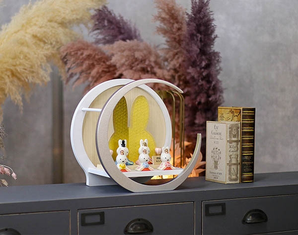 雛人形 吉徳 miffy ミッフィー 磁器 ひな人形 うさこ 親王 官女 五人飾り 白銀 木製 円形 三日月形飾り台 (小) 詳細画像 吉徳 雛人形 miffy ミッフィー 磁器 ひな人形 うさこ 親王 官女 五人飾り 白銀 木製 円形 三日月形飾り台 (小) 詳細画像