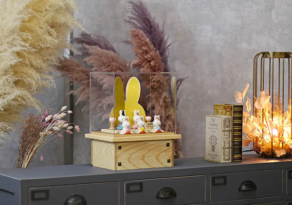 雛人形 吉徳 miffy ミッフィー 磁器 ひな人形 うさこ 親王 官女 五人飾り 白木 木目 アクリルケース 引出し付き 詳細画像 吉徳 雛人形 miffy ミッフィー 磁器 ひな人形 うさこ 親王 官女 五人飾り 白木 木目 アクリルケース 引出し付き 詳細画像