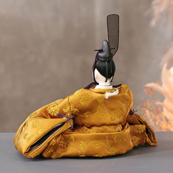 柴田家千代　 雛人形　柴田家千代作 葵 黄櫨染 唐花文様 金茶/赤 柳親王 裾長衣装着 木製 ハードメイプル突板 楕円形飾り台 平飾り　詳細画像