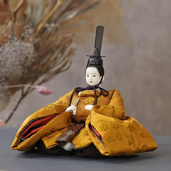 柴田家千代　 雛人形　柴田家千代作 葵 黄櫨染 唐花文様 金茶/赤 柳親王 裾長衣装着 木製 ハードメイプル突板 楕円形飾り台 平飾り　詳細画像