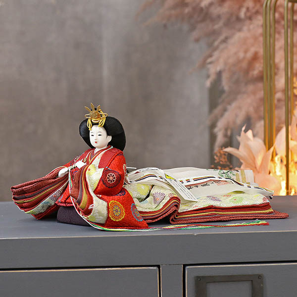 柴田家千代　 雛人形　柴田家千代作 葵 黄櫨染 唐花文様 金茶/赤 柳親王 裾長衣装着 木製 ハードメイプル突板 楕円形飾り台 平飾り　詳細画像