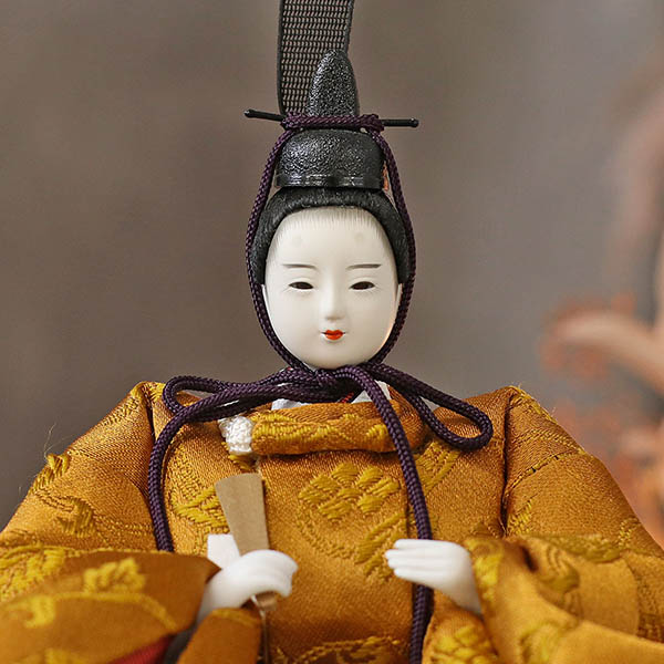 柴田家千代　 雛人形　柴田家千代作 葵 黄櫨染 唐花文様 金茶/赤 柳親王 裾長衣装着 木製 ハードメイプル突板 楕円形飾り台 平飾り　詳細画像