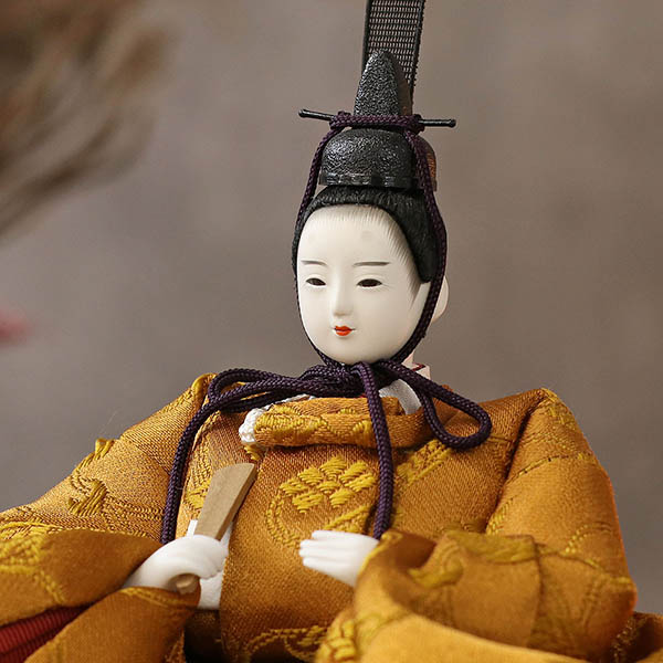 柴田家千代　 雛人形　柴田家千代作 葵 黄櫨染 唐花文様 金茶/赤 柳親王 裾長衣装着 木製 ハードメイプル突板 楕円形飾り台 平飾り　詳細画像