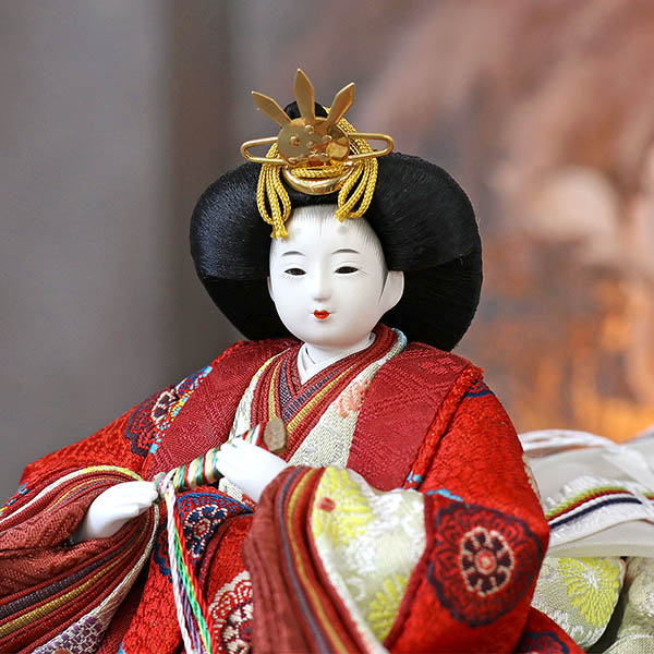 柴田家千代　 雛人形　柴田家千代作 葵 黄櫨染 唐花文様 金茶/赤 柳親王 裾長衣装着 木製 ハードメイプル突板 楕円形飾り台 平飾り　詳細画像