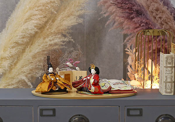 柴田家千代　 雛人形　柴田家千代作 葵 黄櫨染 唐花文様 金茶/赤 柳親王 裾長衣装着 木製 ハードメイプル突板 楕円形飾り台 平飾り　詳細画像