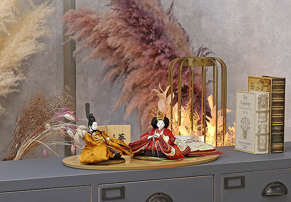 柴田家千代　 雛人形　柴田家千代作 葵 黄櫨染 唐花文様 金茶/赤 柳親王 裾長衣装着 木製 ハードメイプル突板 楕円形飾り台 平飾り　詳細画像